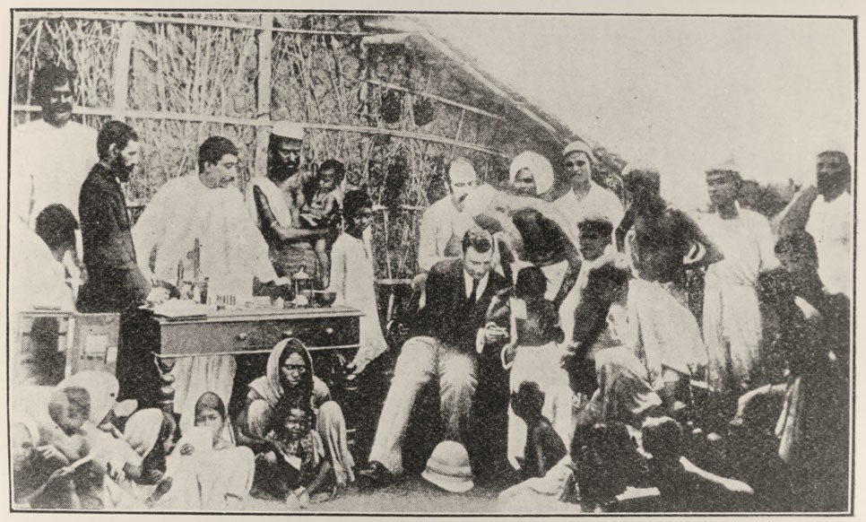 В. Хавкин делает индийским крестьянам прививки от холеры