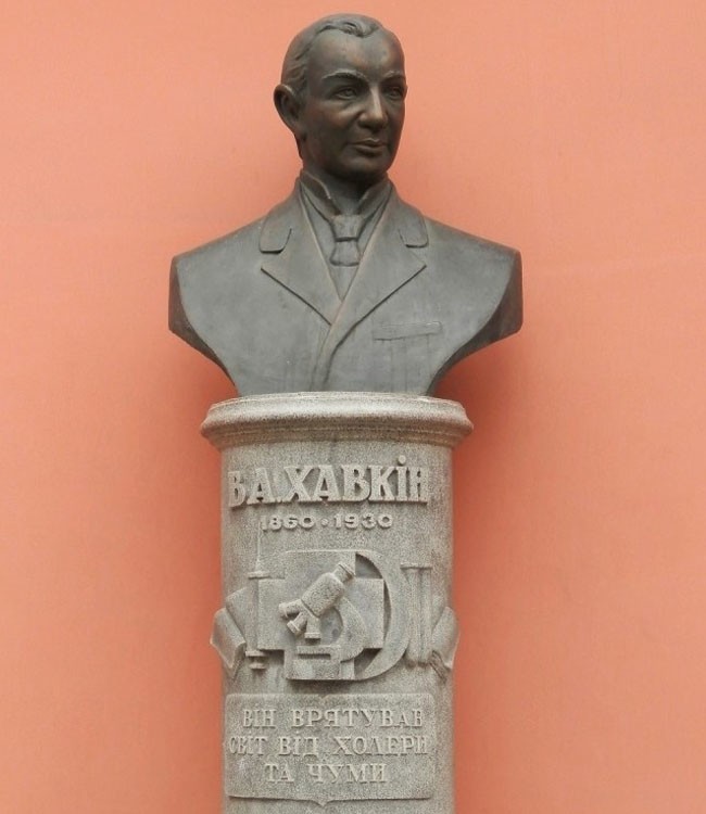 Бюст В.А. Хавкина возле здания Бердянского государственного педагогического университета