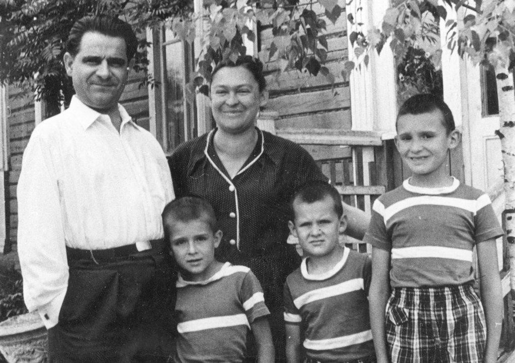С женой Мариной Ворошиловой и сыновьями в своем подмосковном доме. 1960 год.