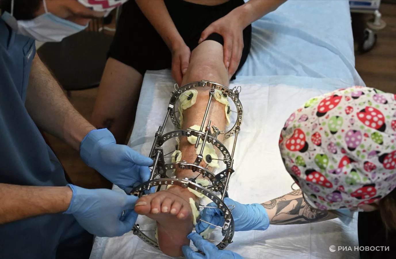 Врачи 4-го отдельного медико-санитарного батальона оказывают помощь раненому бойцу в госпитале спецназа "Ахмат" в зоне проведения СВО