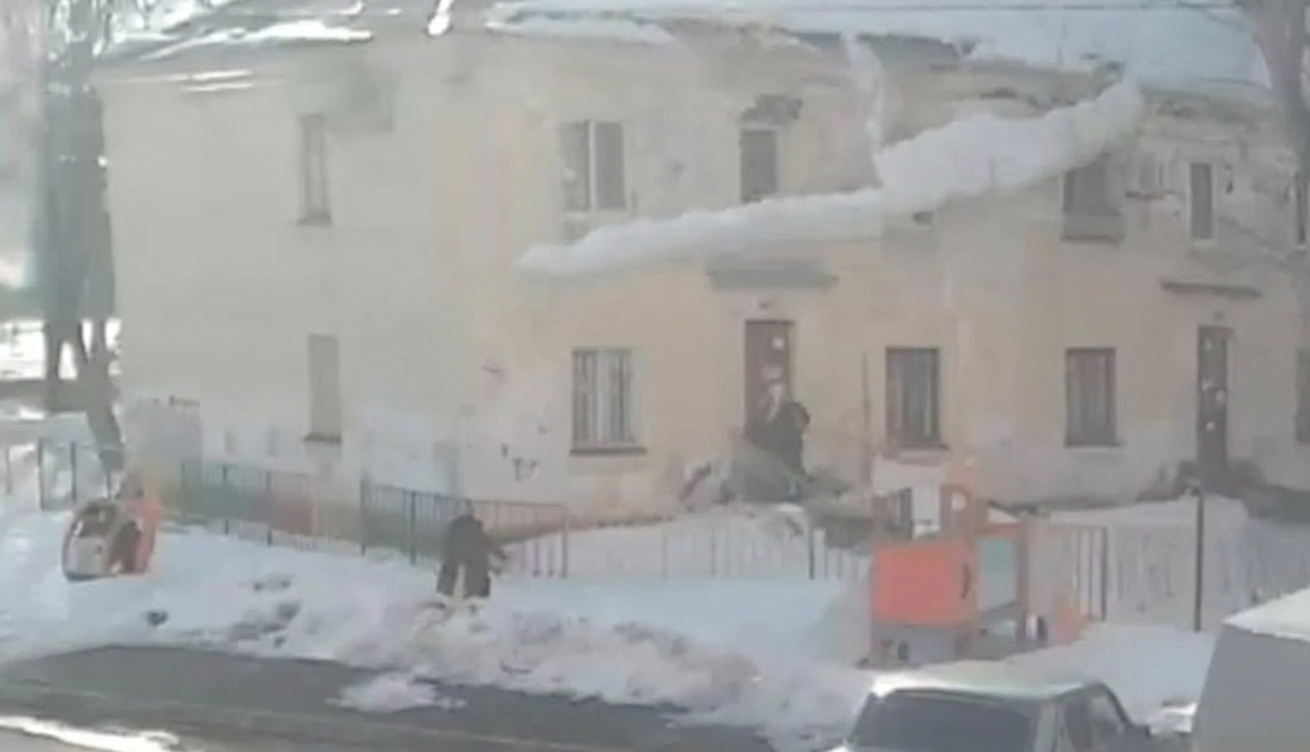 Снежная глыба упала на  мужчину в Уфе