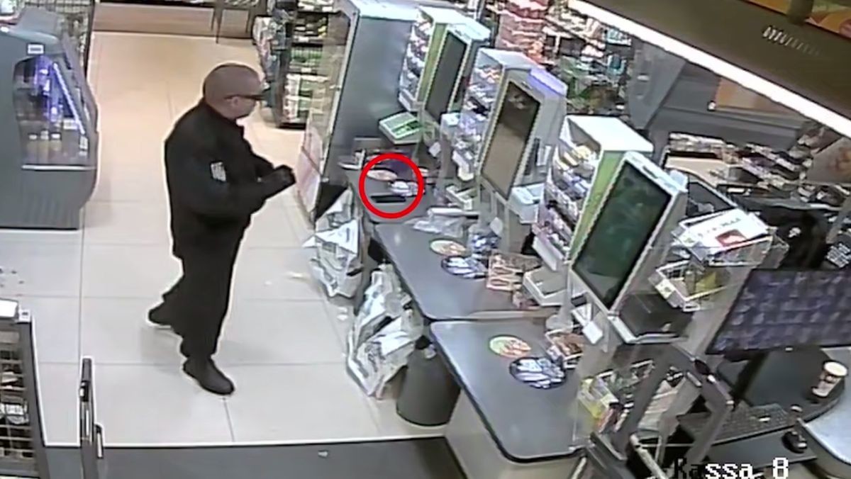 Охранник вернул покупателю забытый телефон