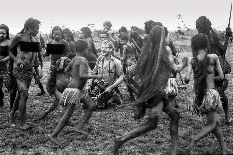 14. Это одна из последних известных фотографий этнографа и антрополога Майкла Рокфеллера (1961), на котором он запечатлён с представителями новогвинейского племени, известного каннибализмом