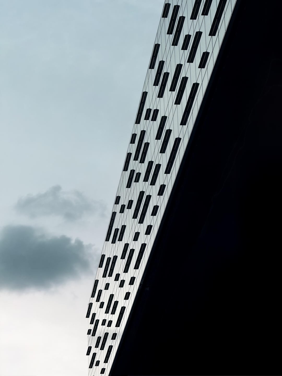 16. Здание в пустом пространстве