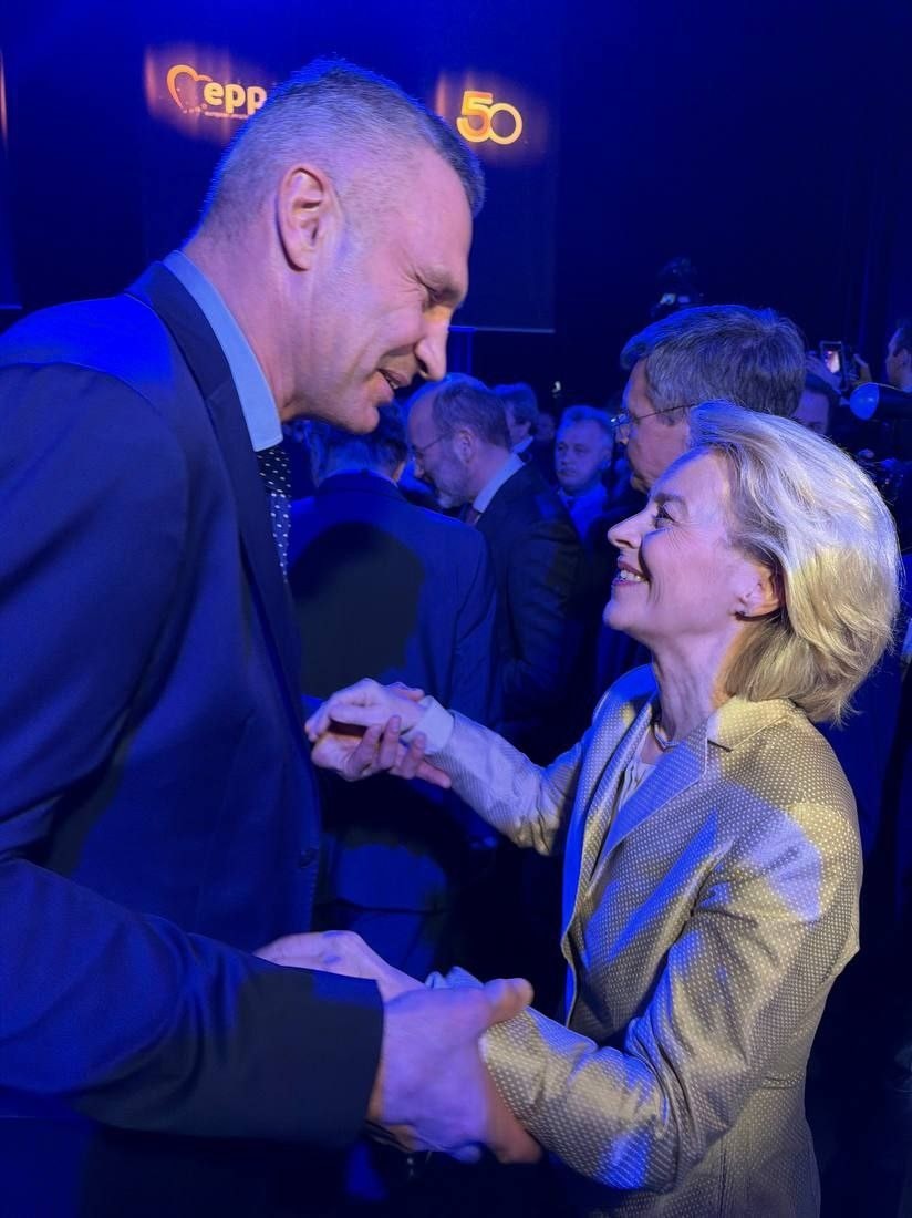 А Педалик на еуропийской дискотеке жжот напалмом!