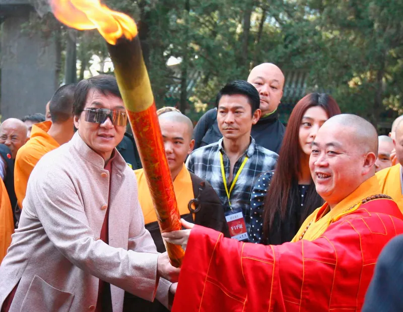 Обет безбрачия и полные карманы: за что на самом деле арестовали главного монаха Китая