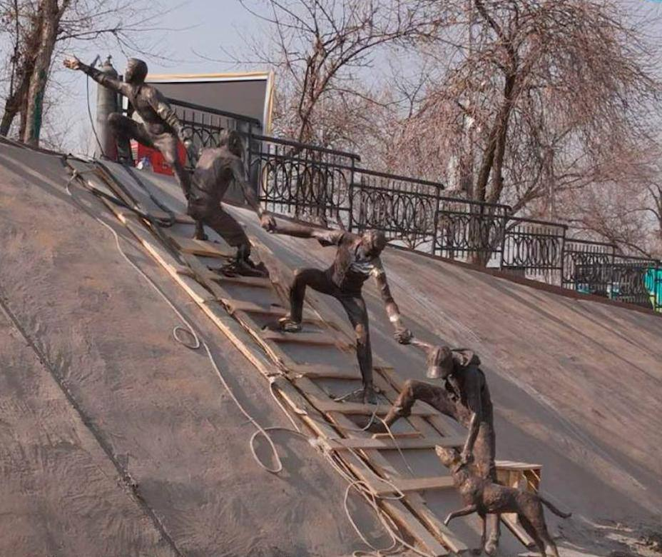 Историю спасения собаки в Алматы увековечили в арт-объекте