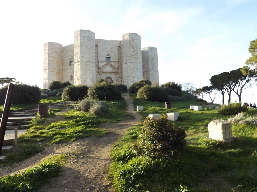 Восьмиугольная тайна императора: зачем Фридрих II построил замок-призрак