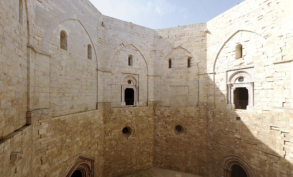 Восьмиугольная тайна императора: зачем Фридрих II построил замок-призрак