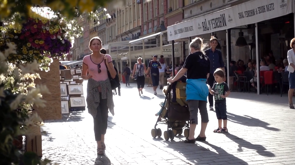 "Готова мыть полы, но не берут": украинских беженцев возненавидели в Польше
