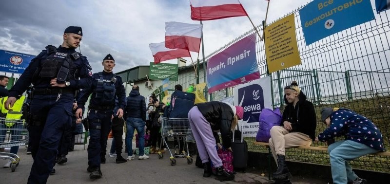"Готова мыть полы, но не берут": украинских беженцев возненавидели в Польше