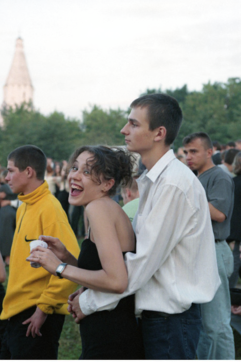 Выпускники московских школ во время выпускного бала, 1999 год.