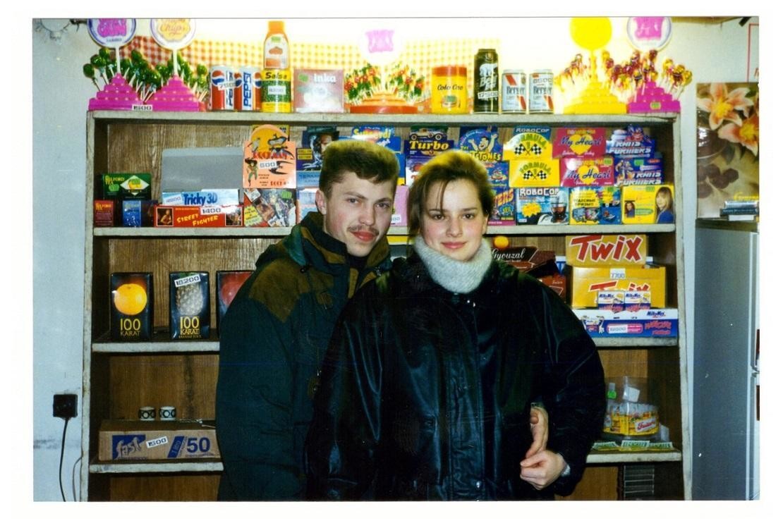 Молодые люди возе торгового прилавка. Камаи ( деревня Поставского района Витебской области Белоруссии)