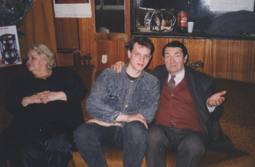 Наталья Крачковская и Георгий Вицин с поклонником, 1990-е годы.