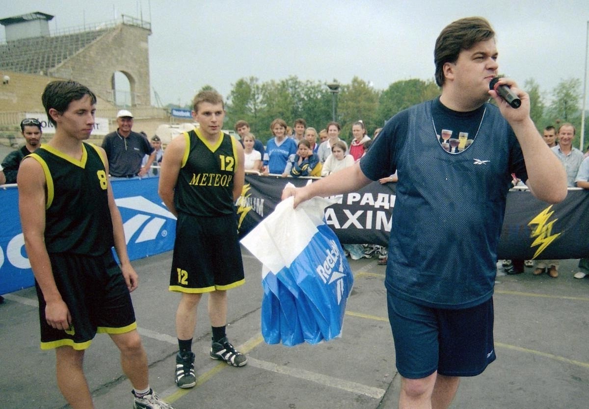 Спортивный комментатор Василий Уткин во время соревнований по стритболу, 1999 год.