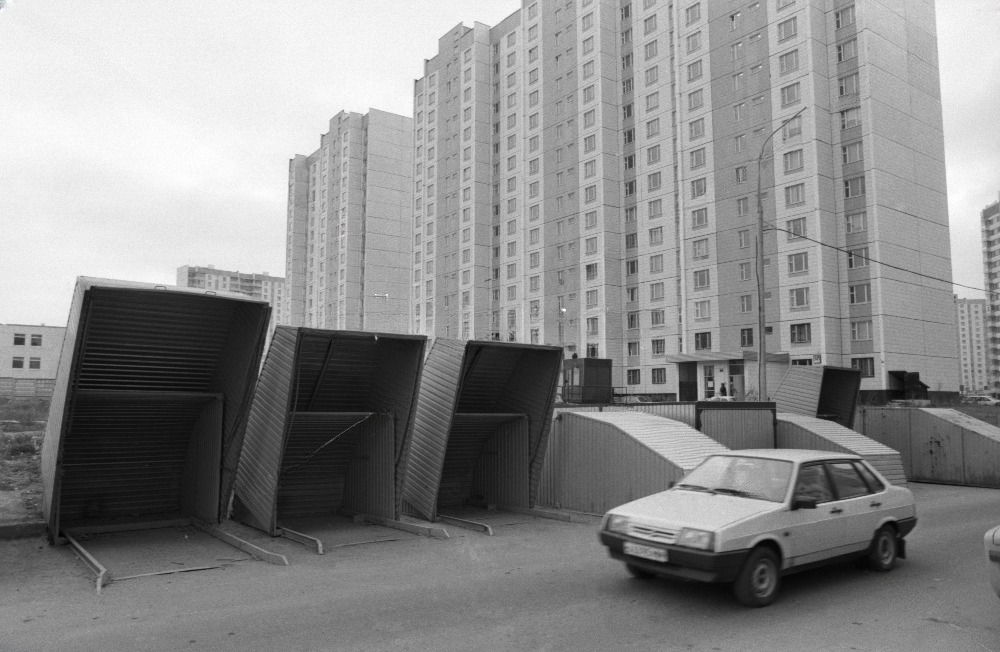 Разборные металлические автомобильные гаражи ( Ракушки) в одном из дворов в районе Митино Северо-Западного административного округа Москвы, 1996 год.