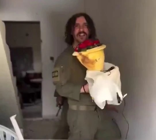 Израильские военные грабят дома в Ливане и снимают происходящее на видео