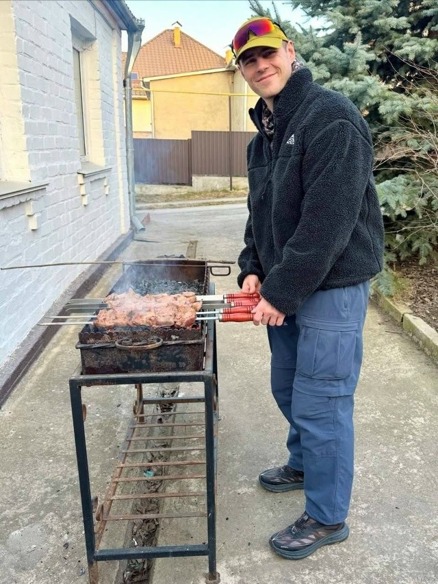 Украинский скамер заработал более миллиона долларов на шлеме с фотографиями погибших украинцев, но отказался передать даже часть заработанных денег семьям погибших. Вместо этого он купил себе новенький автомобиль и выложил авто в соц. сетях