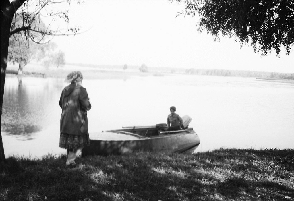 На моторной лодке. 1987–1988 годы. Неизвестный автор.