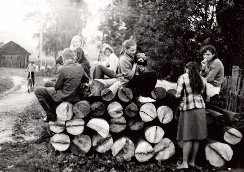 Отдых на бревнах. 1970–1975 годы. Неизвестный автор.