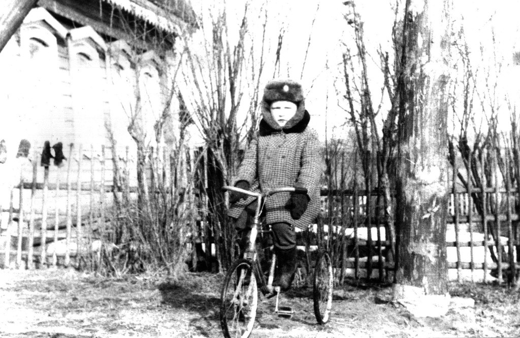 Мальчик на трехколесном велосипеде. 1984–1985 годы. Неизвестный автор