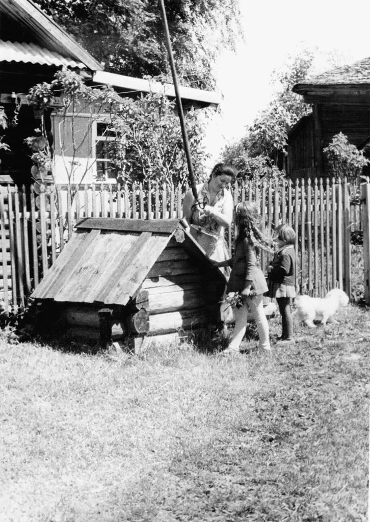 Возле колодца. 1975–1978 годы. Неизвестный автор.