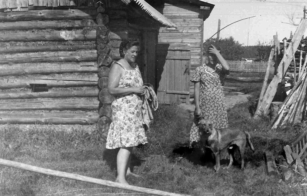 Во дворе возле дома. 1978–1980 годы. Неизвестный автор.