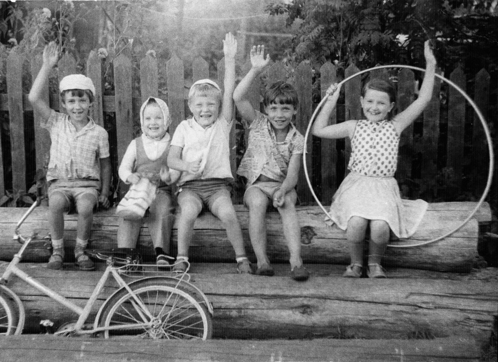 Дети на бревнах. 1983–1985 годы. Неизвестный автор.