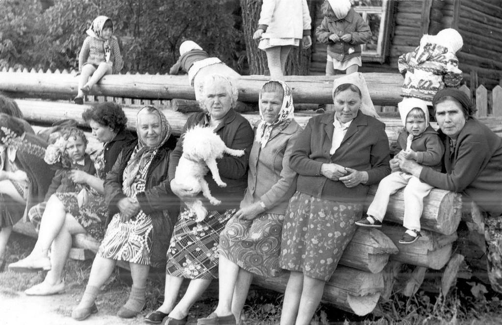 На бревнах летом. 1975–1978 годы. Неизвестный автор.