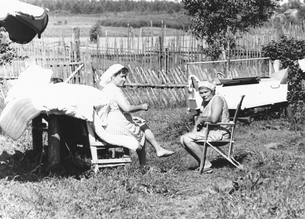 Беседа во дворе. 1981–1982 годы. Неизвестный автор.