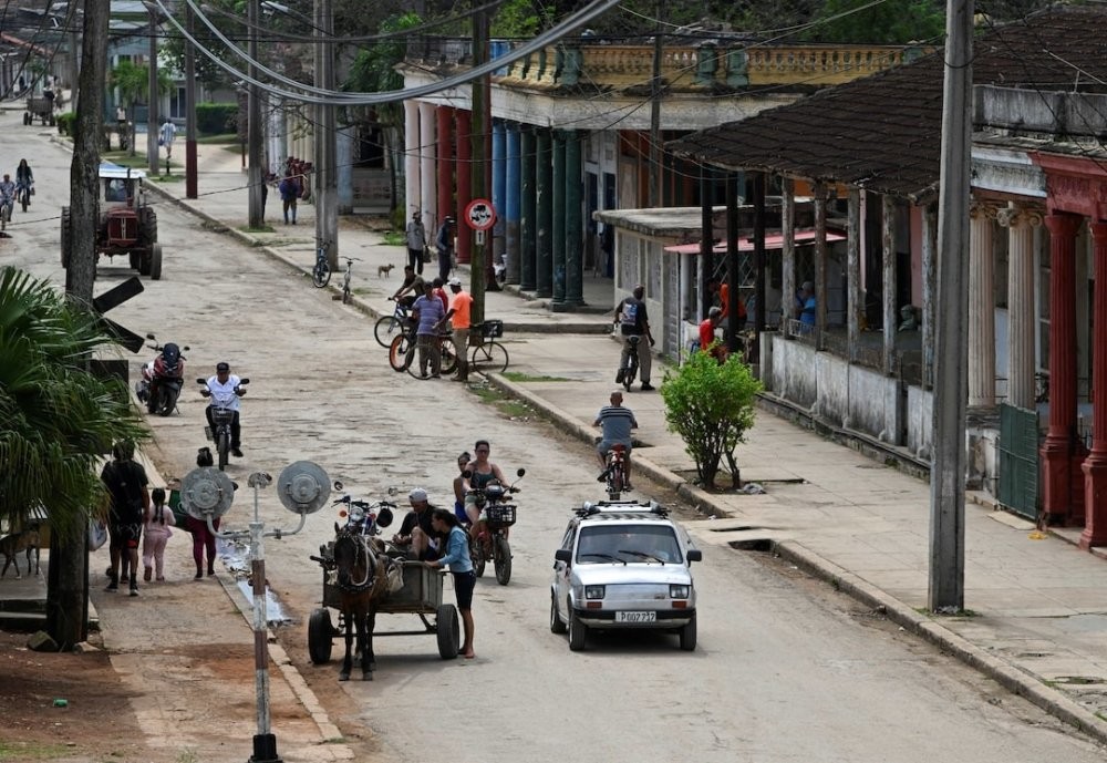 Кубинец перевёл свой старый Fiat на уголь из-за топливной блокады страны
