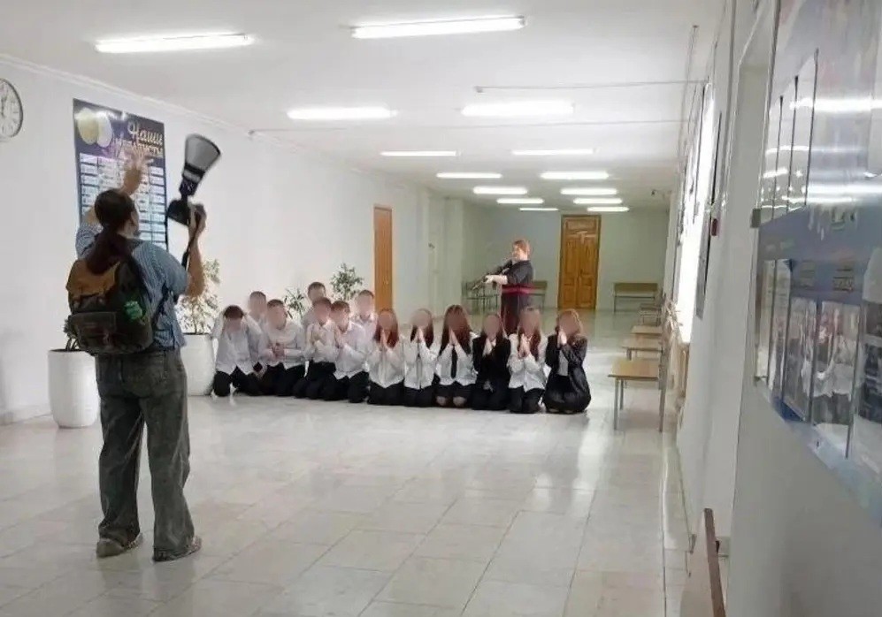 В Челябинске учительница наставила автомат на школьников ради эффектной фотографии