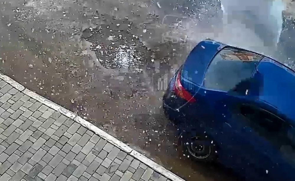Упавшая ледяная глыба раздавила легковушку