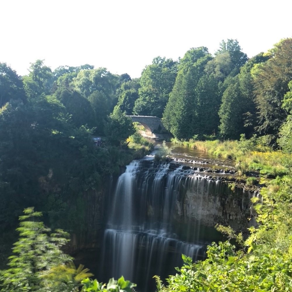 Канадский город Гамильтон, считающийся столицей водопадов, и его главные жемчужины