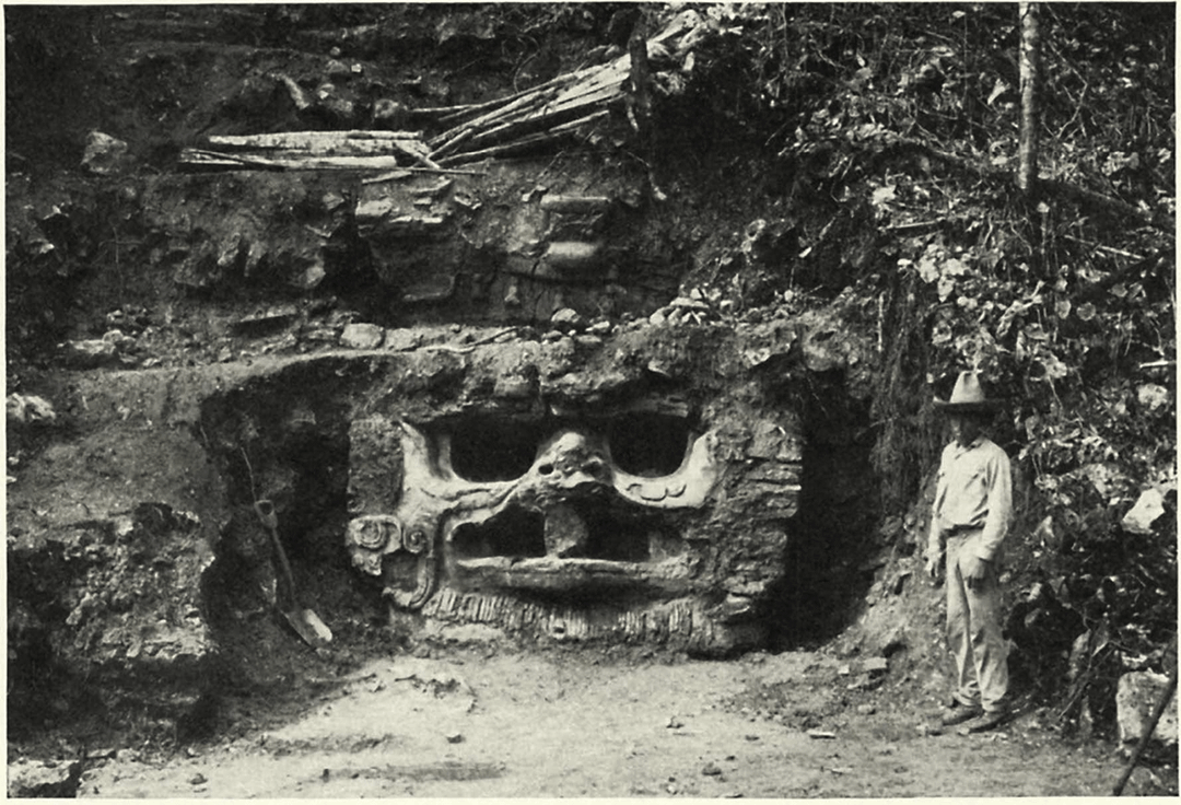 1. Фотография 1935 года, на которой изображена большая маска на пирамидальном сооружении в древнем городе майя Пьедрас-Неграс в Гватемале