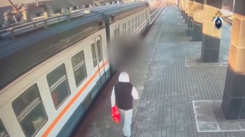 Полкилометра по платформе: в Москве электричка протащила зажатого в дверях подростка — задержаны машинист и помощник
