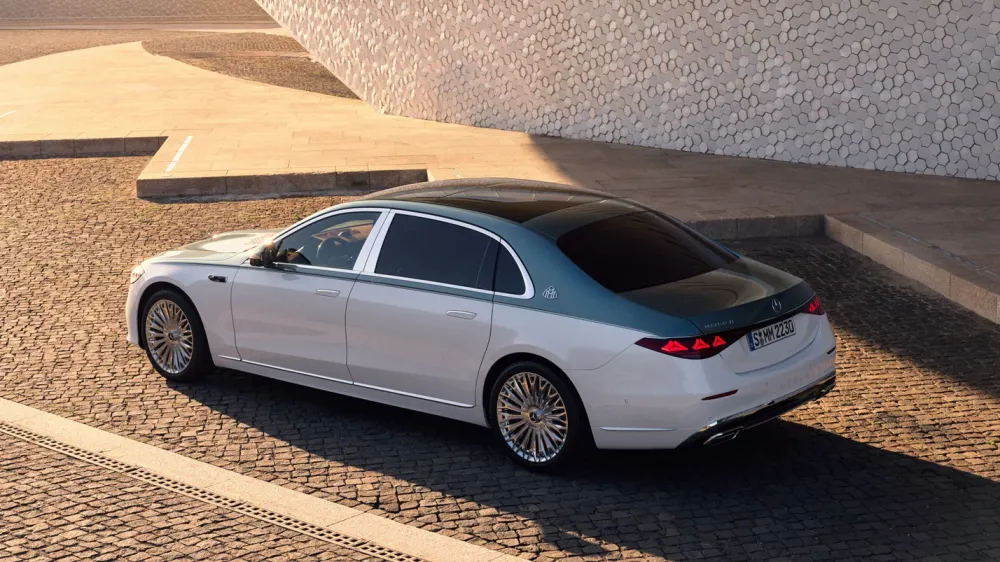 Mercedes показал обновлённый Maybach S-класса — без кожи, но с V12