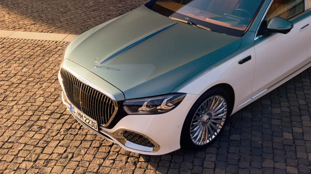 Mercedes показал обновлённый Maybach S-класса — без кожи, но с V12