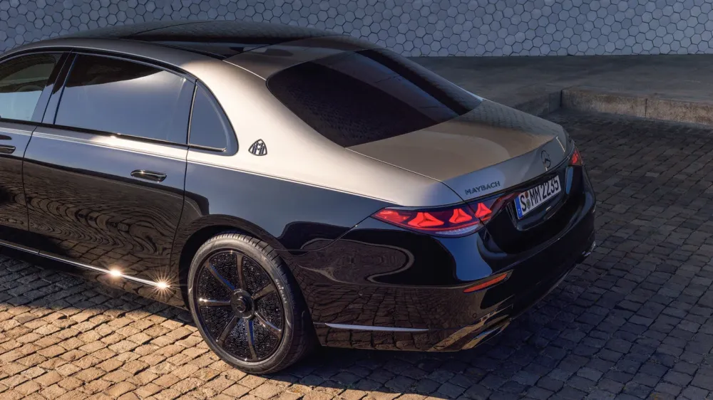 Mercedes показал обновлённый Maybach S-класса — без кожи, но с V12