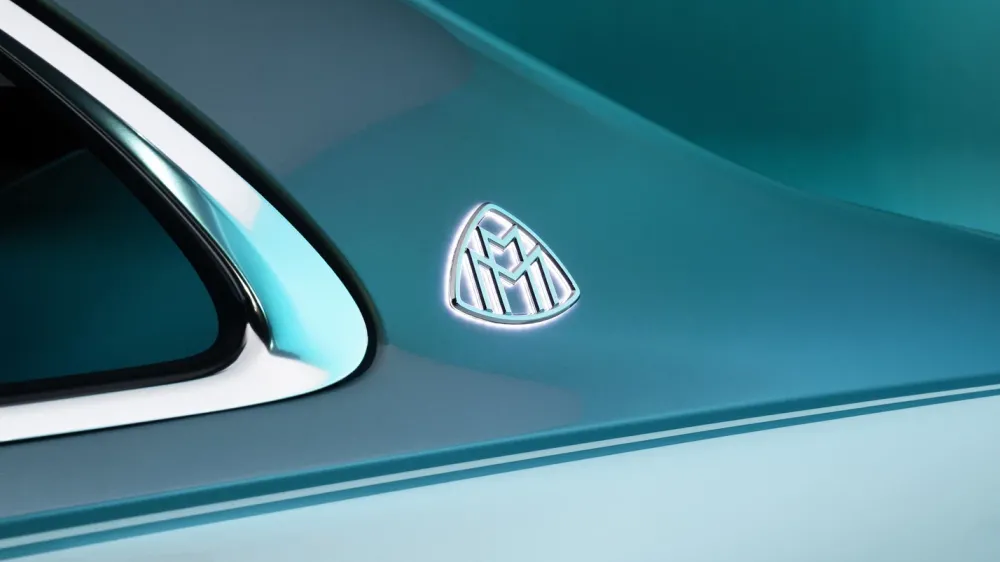 Mercedes показал обновлённый Maybach S-класса — без кожи, но с V12