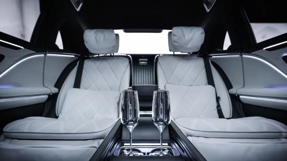 Mercedes показал обновлённый Maybach S-класса — без кожи, но с V12