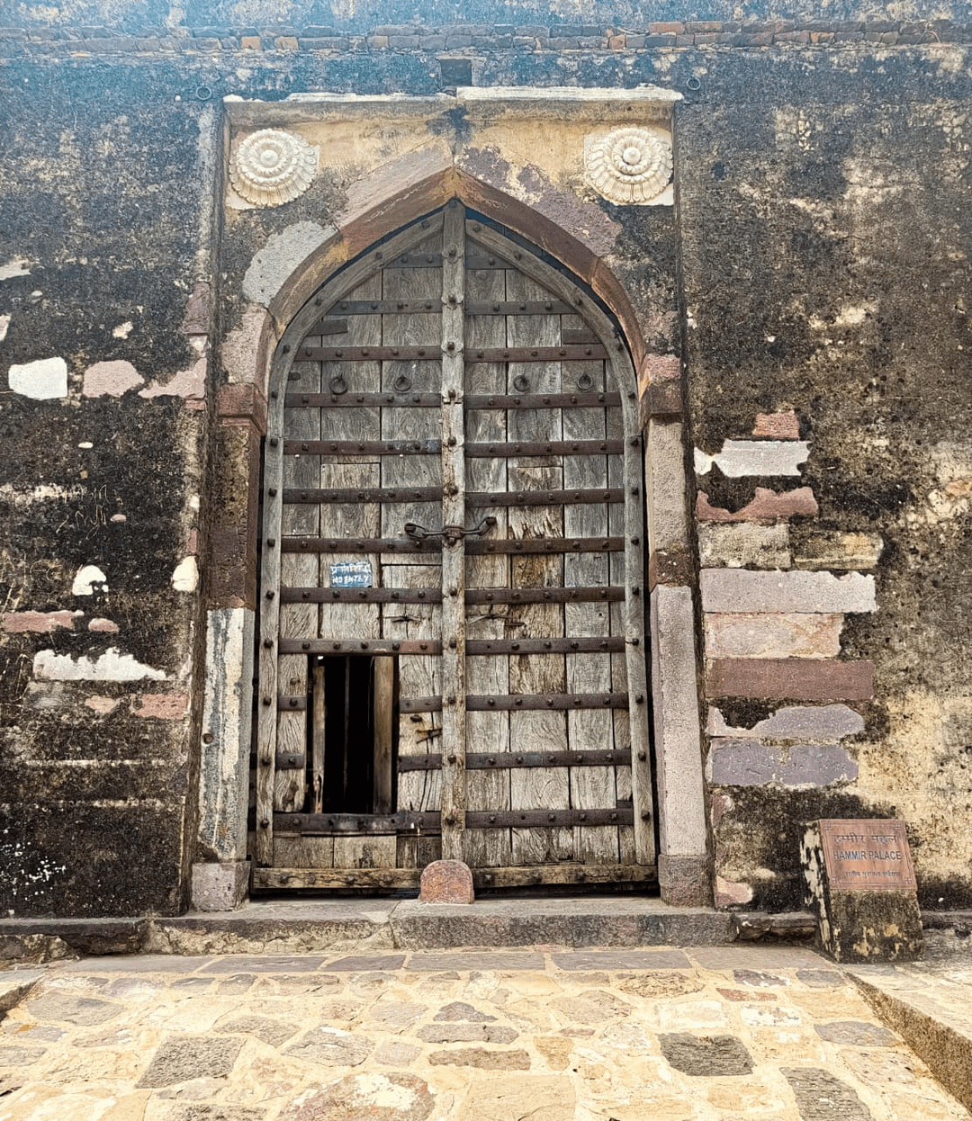 2. Дверь старого форта