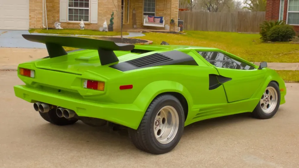 Lamborghini Countach оценили всего в 430 тысяч рублей, но он ненастоящий