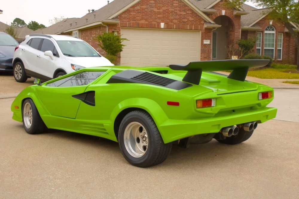 Lamborghini Countach оценили всего в 430 тысяч рублей, но он ненастоящий