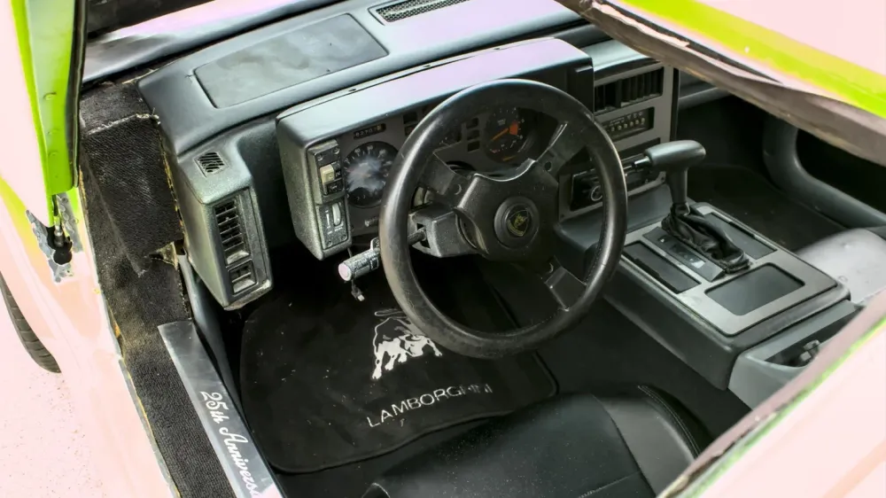 Lamborghini Countach оценили всего в 430 тысяч рублей, но он ненастоящий