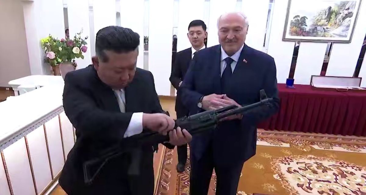 Лукашенко подарил Ким Чен Ыну автомат