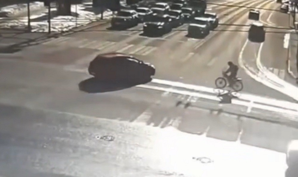 Электровелосипед столкнулся с автомобилем