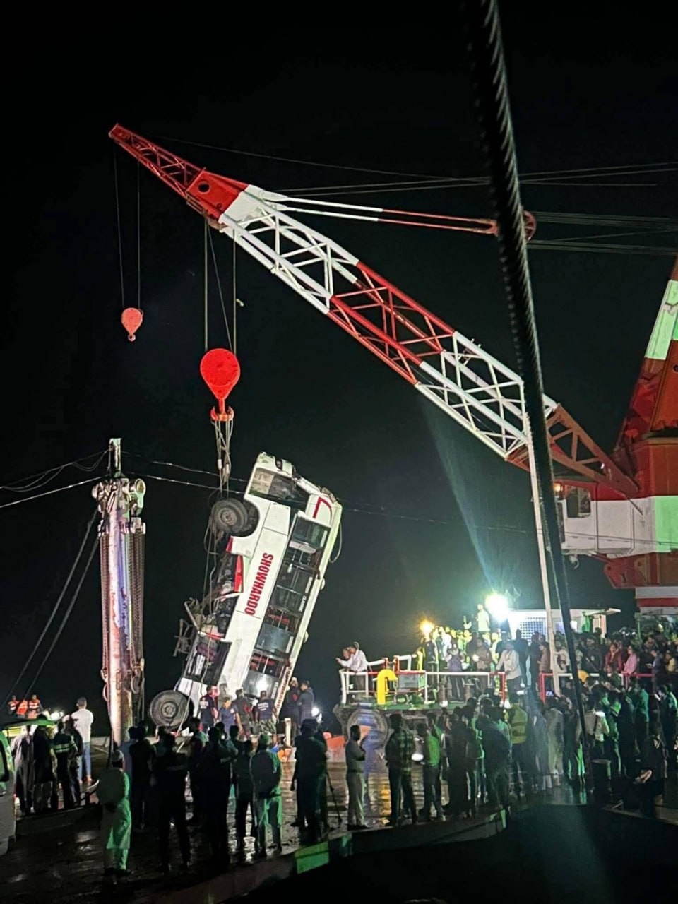 Автобус с 40 пассажирами рухнул в реку 