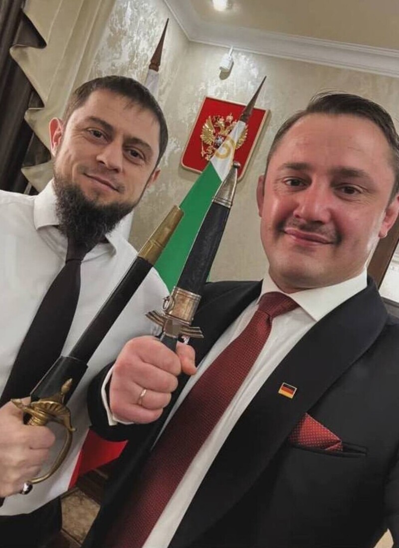 Член партии «Альтернатива для Германии» подарил чеченским чиновникам кортик Люфтваффе