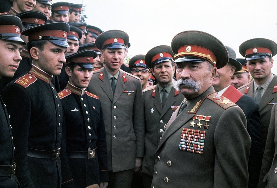 Семён Будённый на встрече с суворовцами.